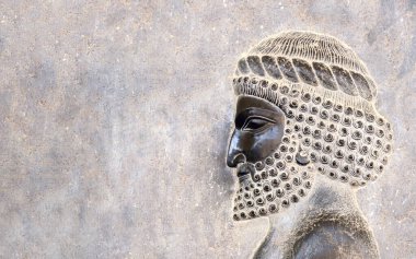 Asurlu savaşçılarla dolu kadim duvar, Persepolis, İran. UNESCO dünya mirası bölgesi. Kabartmalı İranlı sakallı adamın yatay arka planı. Şablon oluşturun. Metin için alanı kopyala