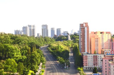 PYONGYANG, NORTH KOREA (DPRK) - 14 Eylül 2017: Yeni yerleşim kompleksi, kanatlı at heykeli Chonllima ve Büyük Anıt Mansudae 'nin havadan görünüşü. Zafer Kemeri 'nden Görünüm