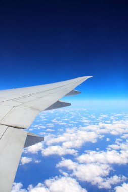 Seyahat konsepti. Bulutların havadan görünüşü. Bir uçağın penceresinden dışarı bakıyorum. Kanatlı bir uçağın manzarası. Metin için alanı kopyala