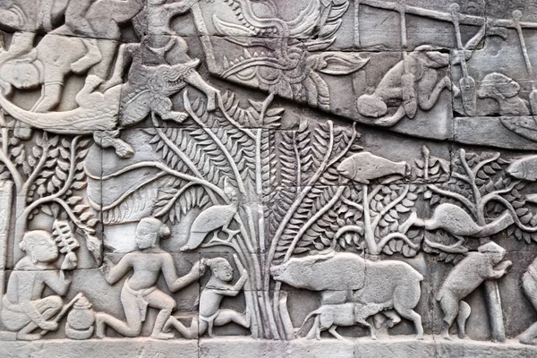 有名なランドマークアンコールワット複合体 シェムリアップ カンボジアのプラサート バイヨン寺院の壁彫刻 水生動物を描いた救済 ユネスコ世界遺産 — ストック写真