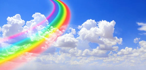 Witte Wolken Blauwe Lucht Kleurrijke Regenboog Horizontale Zomer Natuur Banner — Stockfoto