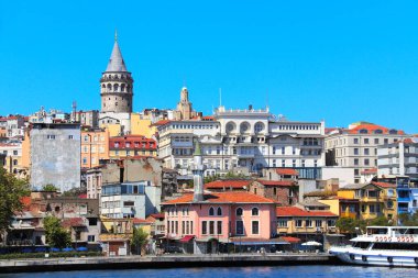 İstanbul 'un Galata Kulesi ve Beyoğlu ilçesindeki Boğaz' ın suyundan manzara