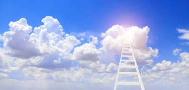 Geliştirme motivasyon kavramı. Başarının sembolü olarak gökyüzündeki merdiven. Buluta çıkan merdiven. Mavi gökyüzünde bulutlu ve merdivenli yatay pankart. 3d hazırlayıcı