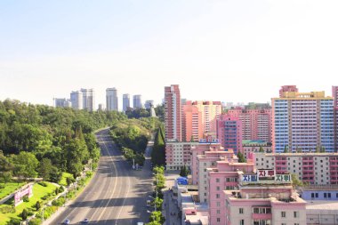 PYONGYANG, NORTH KOREA (DPRK) - 14 Eylül 2017: Yeni yerleşim kompleksi, kanatlı at heykeli Chonllima ve Büyük Anıt Mansudae 'nin havadan görünüşü. Zafer Kemeri 'nden Görünüm