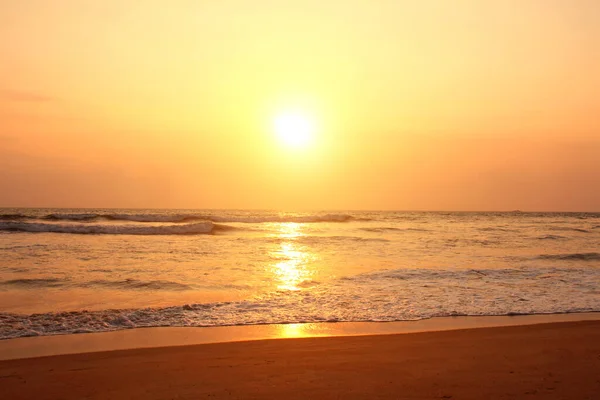 Zachód Słońca Fale Oceaniczne Piaszczysta Plaża Ocean Indyjski Sri Lanka — Zdjęcie stockowe