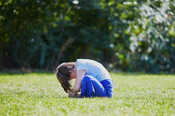 Junge Frau macht Yoga — Stockfoto