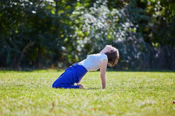 Giovane donna che fa yoga — Foto Stock