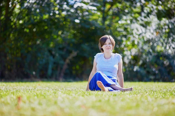 Giovane donna che fa yoga — Foto Stock