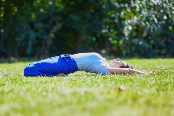 Giovane donna che fa yoga — Foto Stock