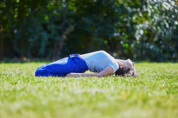 Giovane donna che fa yoga — Foto Stock