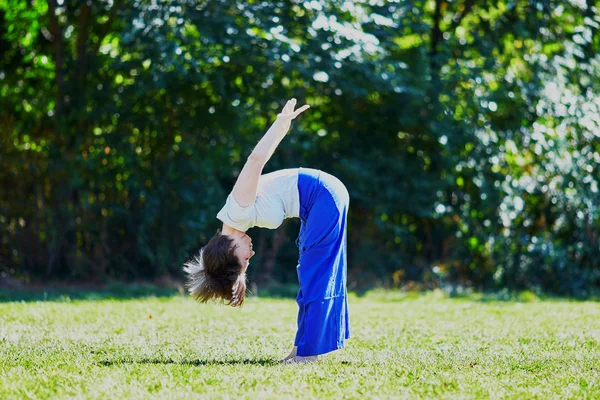 Jeune femme faisant du yoga — Photo