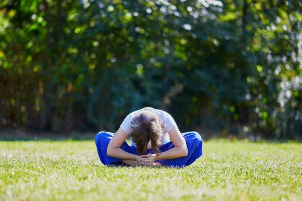 Jovem fazendo ioga — Fotografia de Stock