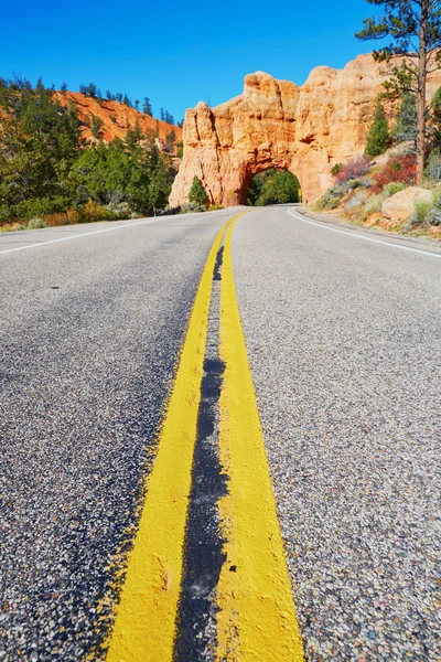 Puente natural de arenisca roja en el Parque Nacional Bryce Canyon en Utah, EE.UU. — Foto de Stock