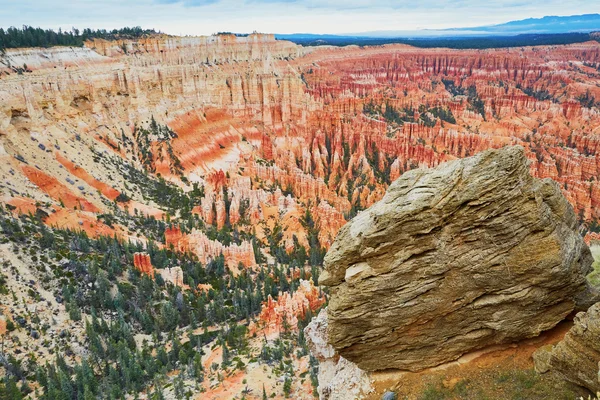 Vörös homokkő hoodoos a Bryce Canyon Nemzeti Park Utah, Amerikai Egyesült Államok — Stock Fotó