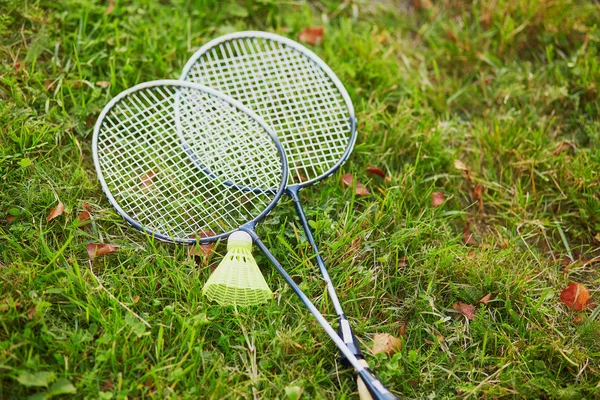 Shuttlecock e duas raquetes de badminton — Fotografia de Stock