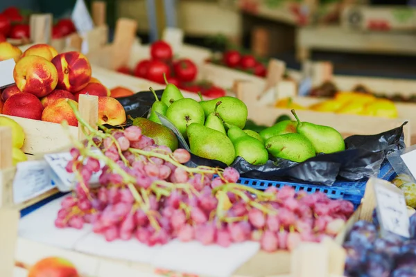 Спелые груши на сельскохозяйственном рынке — стоковое фото