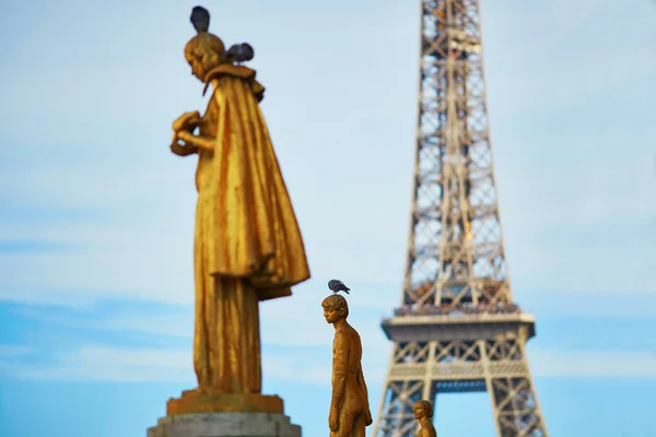 Wieża Eiffla i wiersz złote posągi kolorowe — Zdjęcie stockowe