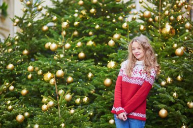 Paris bir sokakta genç kadın Noel için dekore edilmiştir.
