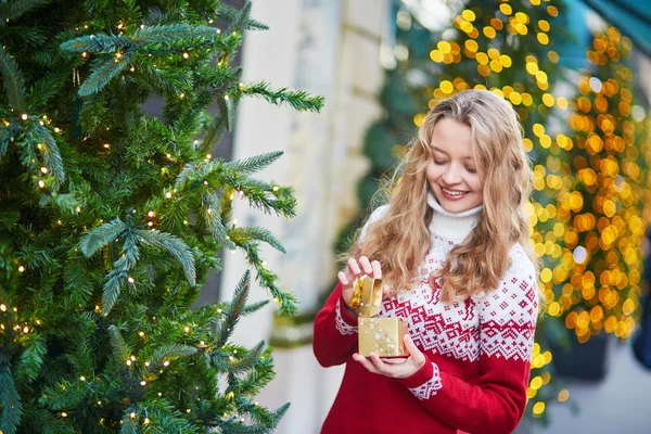 Jonge vrouw op een straat van Parijs ingericht voor Kerstmis — Stockfoto