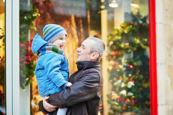 Happy family of two outdoors at Christmas — Stock Photo, Image