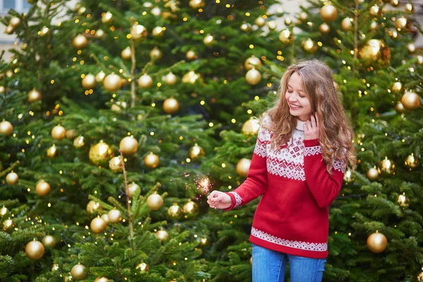 Giovane donna su una strada di Parigi decorata per Natale — Foto Stock