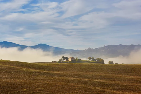 Vista panorámica de los campos toscanos y colinas con niebla — Foto de Stock
