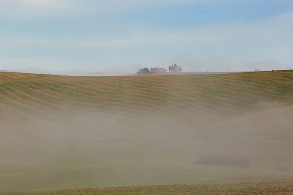 Vista panorámica de los campos toscanos y colinas con niebla — Foto de Stock