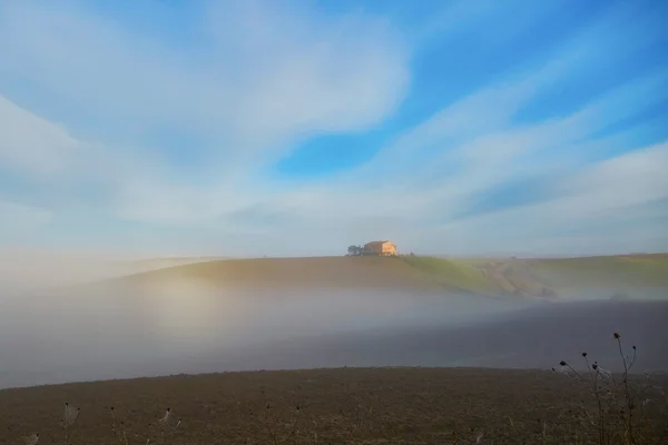 Мальовничий вид на тосканські полів і пагорбів з туман — стокове фото