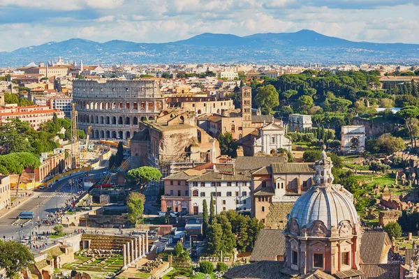 Вид с воздуха Колизея и Римского форума в Риме, Италия — стоковое фото