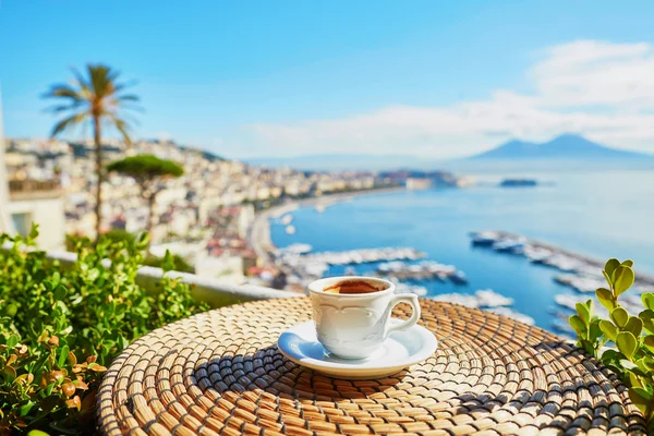 Kopp espresso kaffe med utsikt över Vesuvius mount i Neapel — Stockfoto