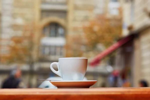 Copa con bebida caliente en la cafetería parisina al aire libre — Foto de Stock
