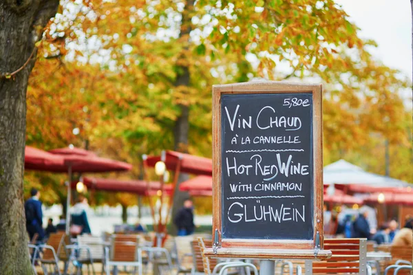 Menu avec mots "vin chaud" en trois langues — Photo