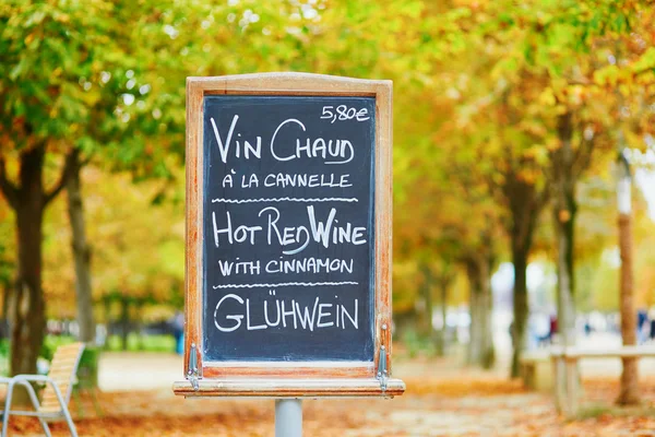 Menu bord met woorden 'warme wijn' in drie talen — Stockfoto