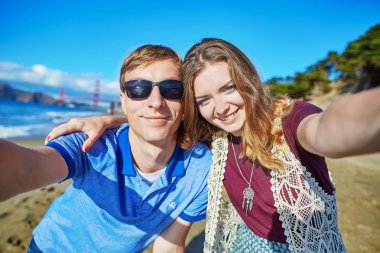 Romantik sevgi dolu çift selfie San Francisco, Kaliforniya, ABD'de yapma