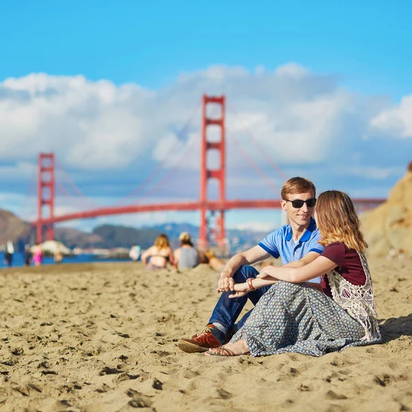 浪漫的情侣在旧金山，加利福尼亚，美国贝克海滩上有个约会 — 图库照片