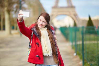 Paris alarak selfie Eyfel Kulesi'ne cep telefonu kullanarak genç turist