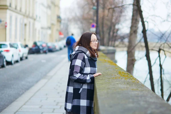 Frau mittleren Alters zu Fuß in Paris — Stockfoto