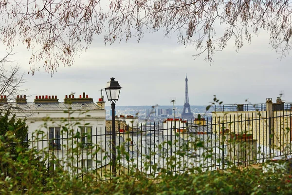 Vista panorámica de los tejados parisinos y la torre Eiffel desde Montmartre —  Fotos de Stock