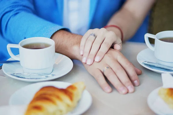 Net echtpaar bedrijf handen in Parijse café — Stockfoto