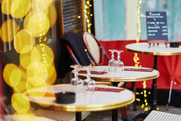 Gemütliches Pariser Café im Freien mit gelben Lichtern — Stockfoto