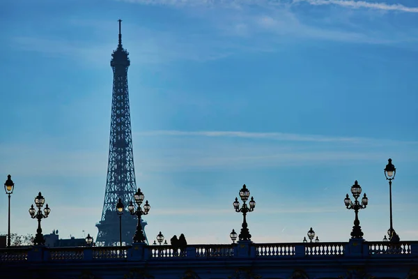 Natursköna stadsbilden i Paris med silhuetter av människor och Eiffeltornet — Stockfoto
