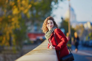 Genç kız Paris'te bir güneşli sonbahar gününde yürüyüş