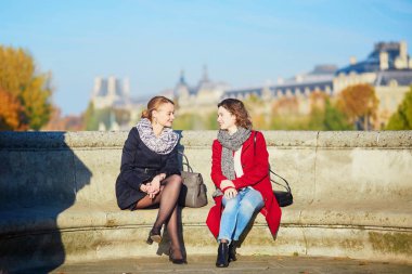 İki genç kız Paris'te birlikte yürümek