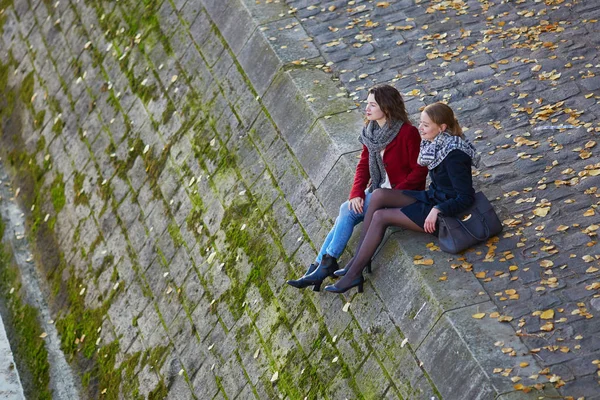 Twee jonge meisjes lopen samen in Parijs — Stockfoto