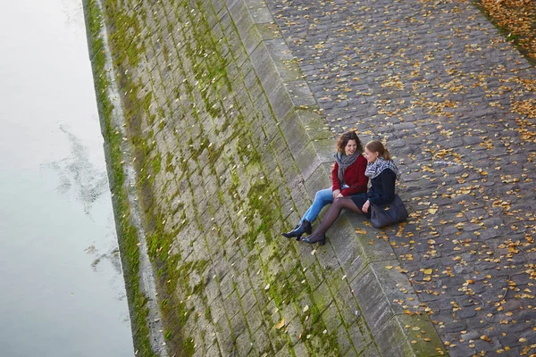 Dos chicas jóvenes caminando juntas en París —  Fotos de Stock