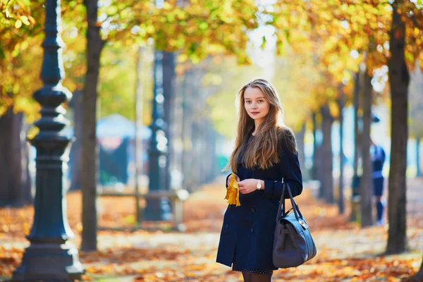 Όμορφη νεαρή κοπέλα στο πάρκο φθινόπωρο — Φωτογραφία Αρχείου