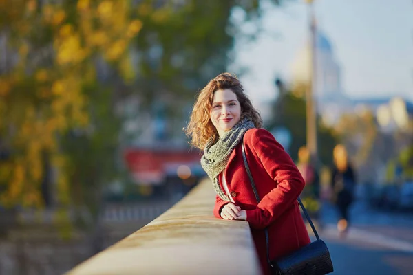 Giovane ragazza che cammina a Parigi in una soleggiata giornata autunnale — Foto Stock