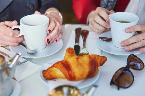 Dos chicas en la cafetería parisina al aire libre — Foto de Stock