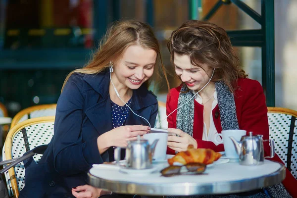 Two young girls in Parisian outdoor cafe — Stock Photo, Image