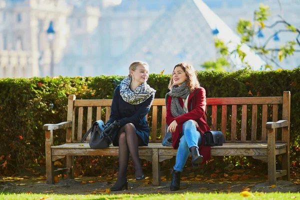 İki genç kız Paris'te birlikte yürümek — Stok fotoğraf